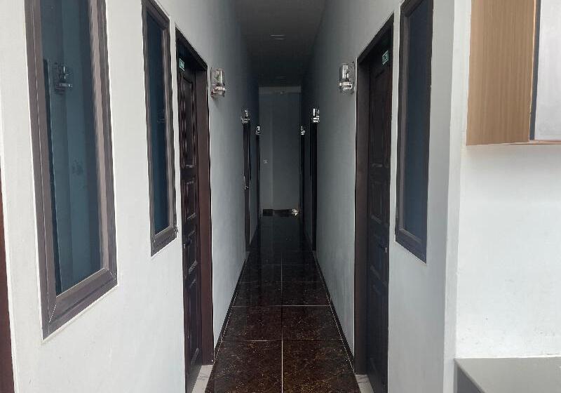 Отель Oyo 90527 Homestay 81 Baloi A