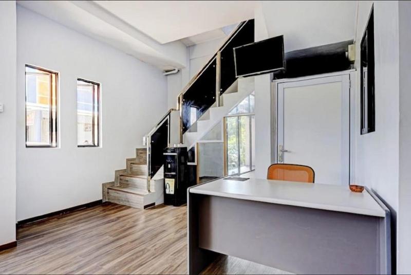 Отель Oyo 90527 Homestay 81 Baloi A