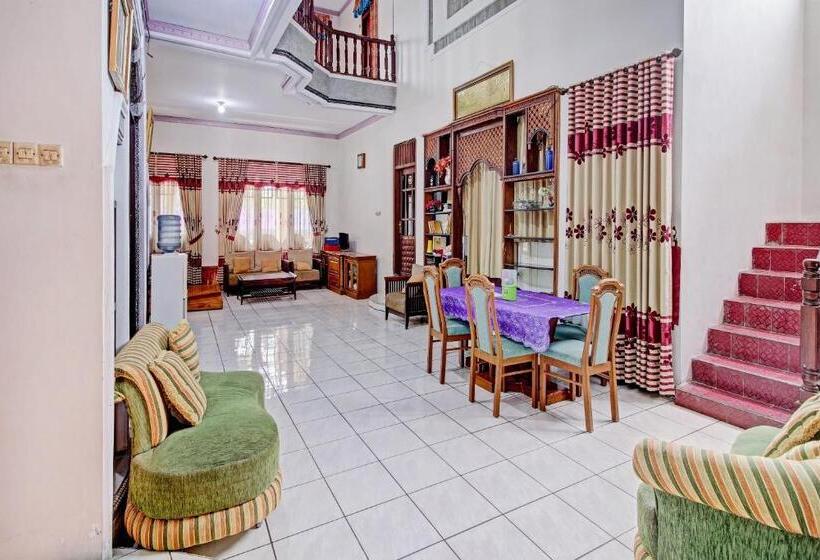 호텔 Oyo 90543 Annur Guest House Syariah