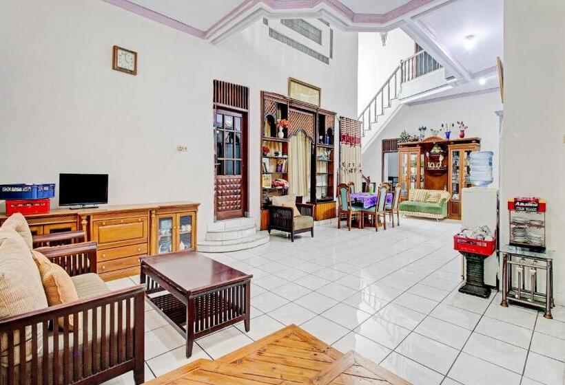 호텔 Oyo 90543 Annur Guest House Syariah