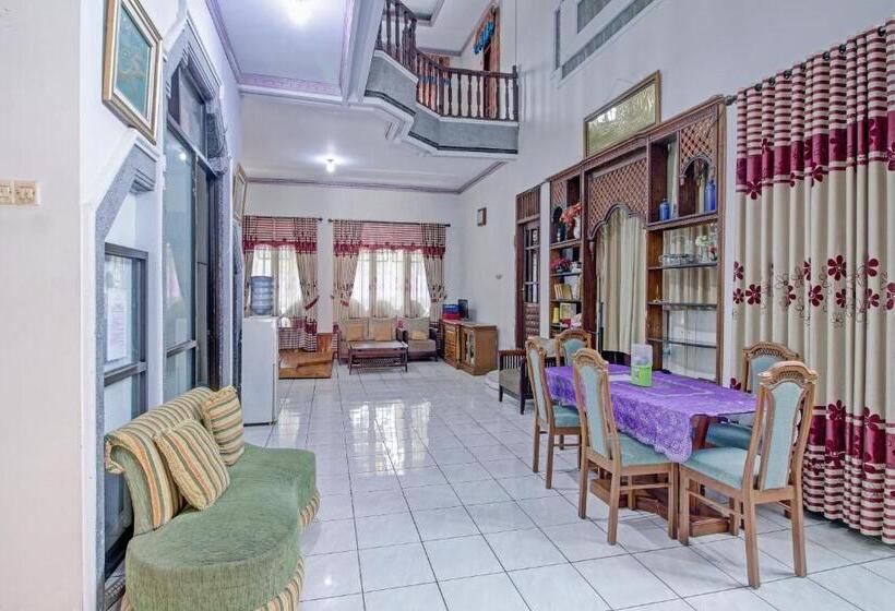 호텔 Oyo 90543 Annur Guest House Syariah