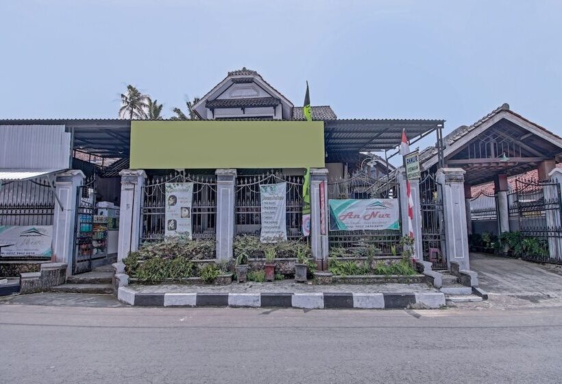 호텔 Oyo 90543 Annur Guest House Syariah