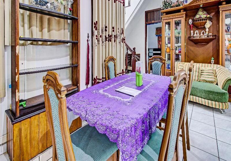 호텔 Oyo 90543 Annur Guest House Syariah