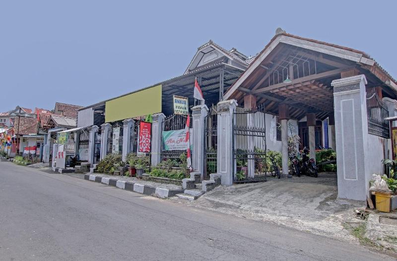 호텔 Oyo 90543 Annur Guest House Syariah