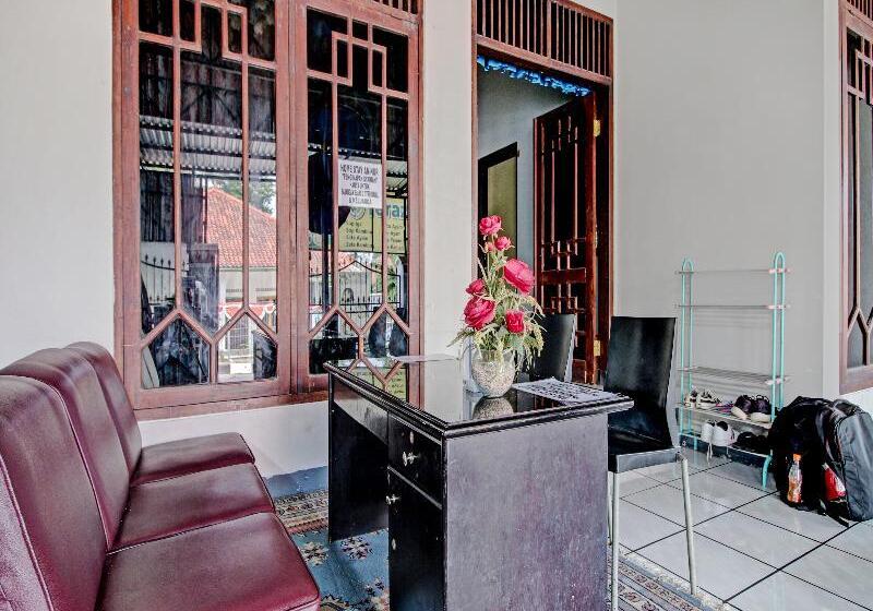 호텔 Oyo 90543 Annur Guest House Syariah