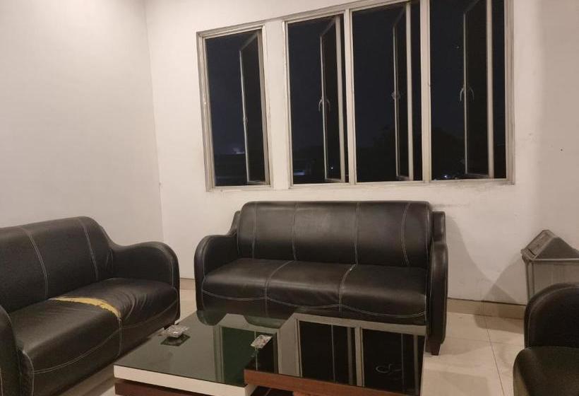 בית מלון כפרי Oyo 90559 Gamacity Residence