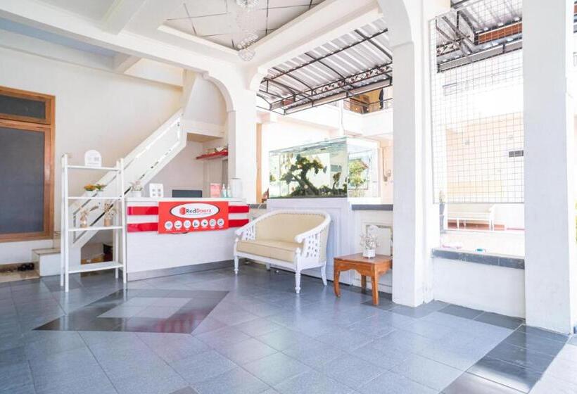 בית מלון כפרי Reddoorz Syariah At Aura Homestay