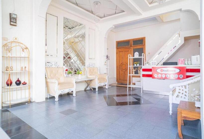 בית מלון כפרי Reddoorz Syariah At Aura Homestay