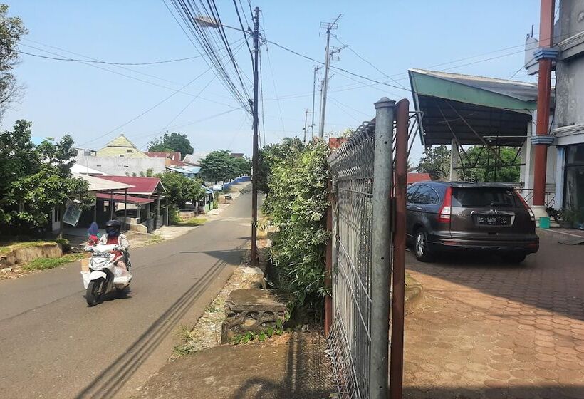 هتل Spot On 90535 Cimanuk Pavilion