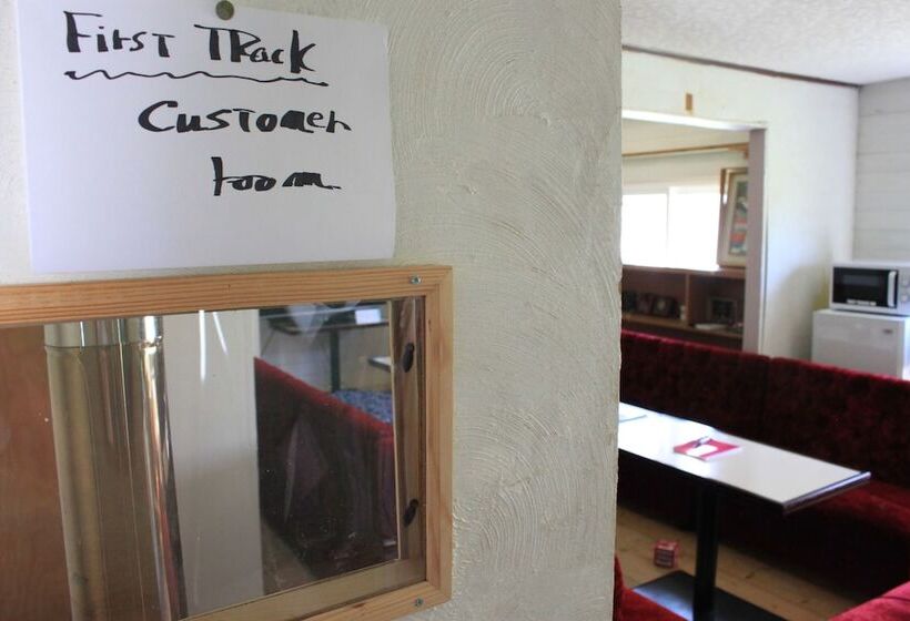 بنسيون First Track Inn