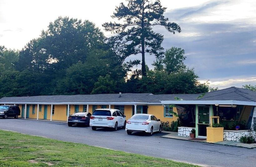 فندق Lamplighter Inn