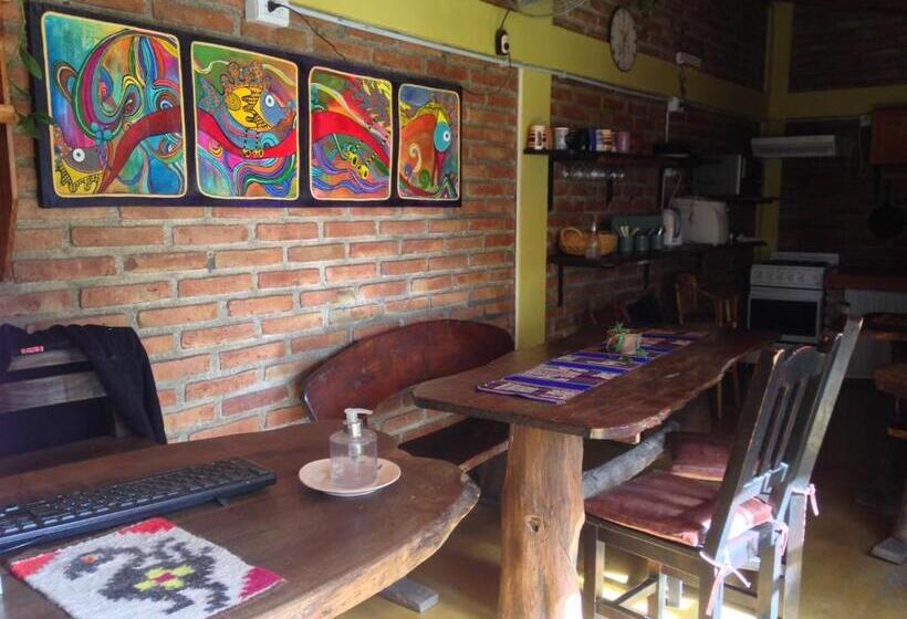 تختخواب و صبحانه Hostal Del Suri