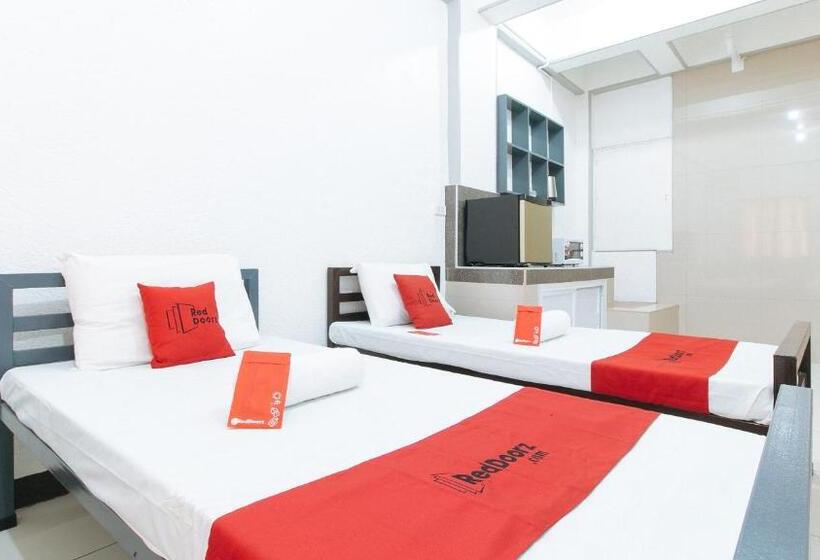 Отель Reddoorz Plus Near Tambo Paranaque