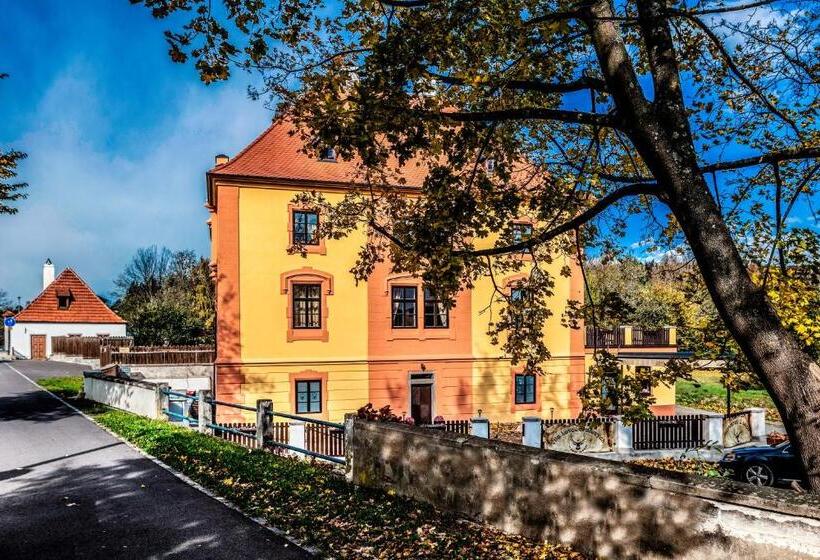 هتل Vila Lovců Králových