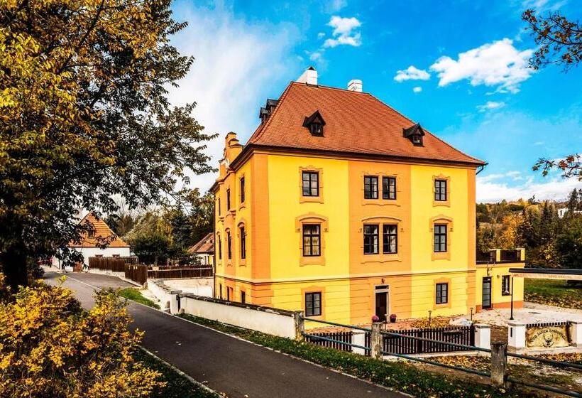 هتل Vila Lovců Králových