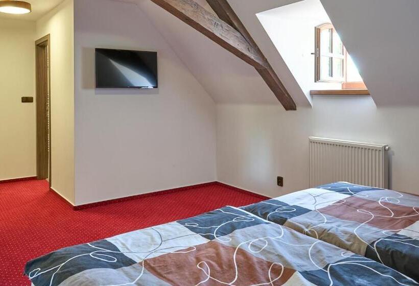 هتل Vila Lovců Králových