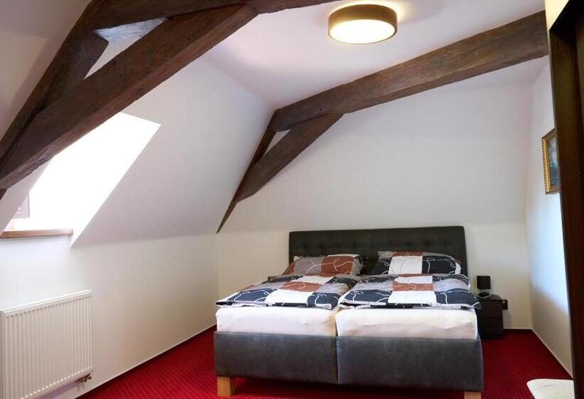 هتل Vila Lovců Králových