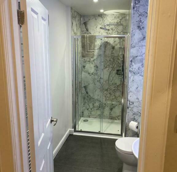 פנסיון Adrian S Guest House