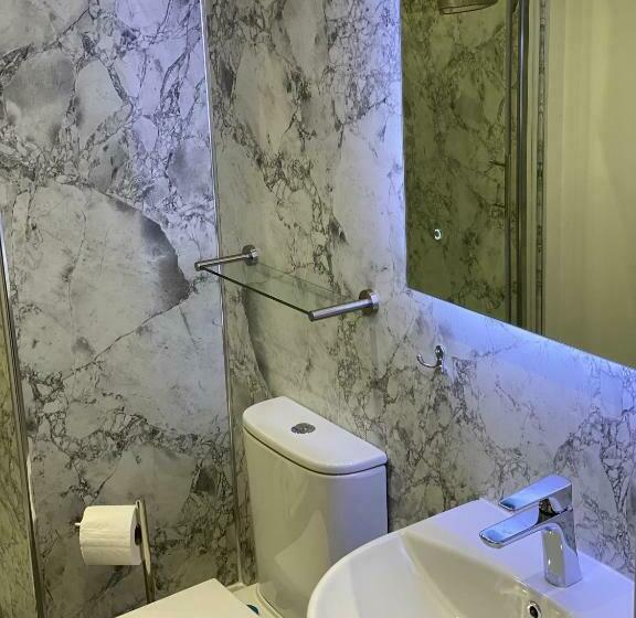 פנסיון Adrian S Guest House