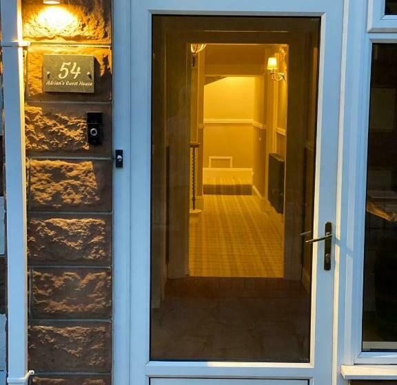 פנסיון Adrian S Guest House