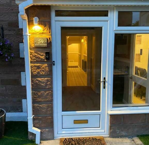 פנסיון Adrian S Guest House