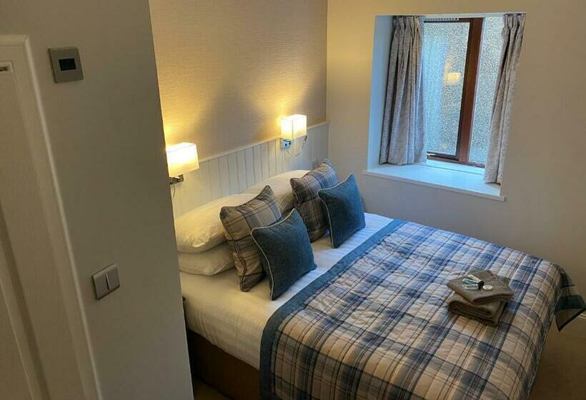 פנסיון Adrian S Guest House