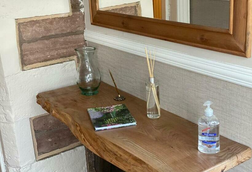 פנסיון Adrian S Guest House