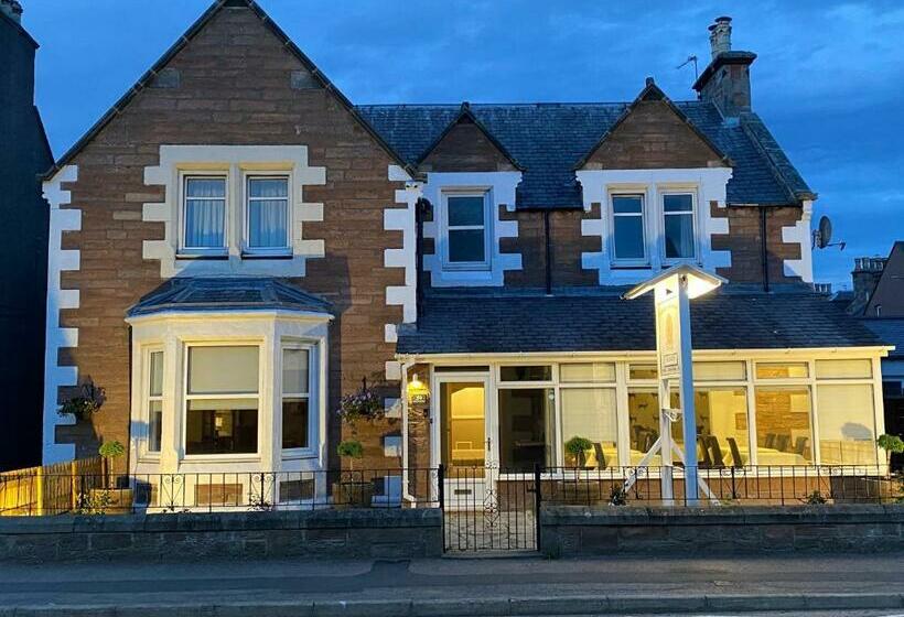 פנסיון Adrian S Guest House