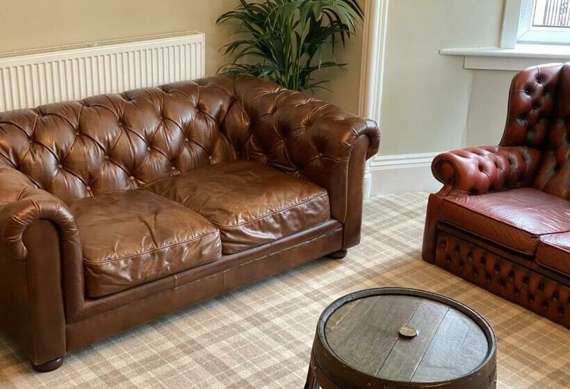 פנסיון Adrian S Guest House