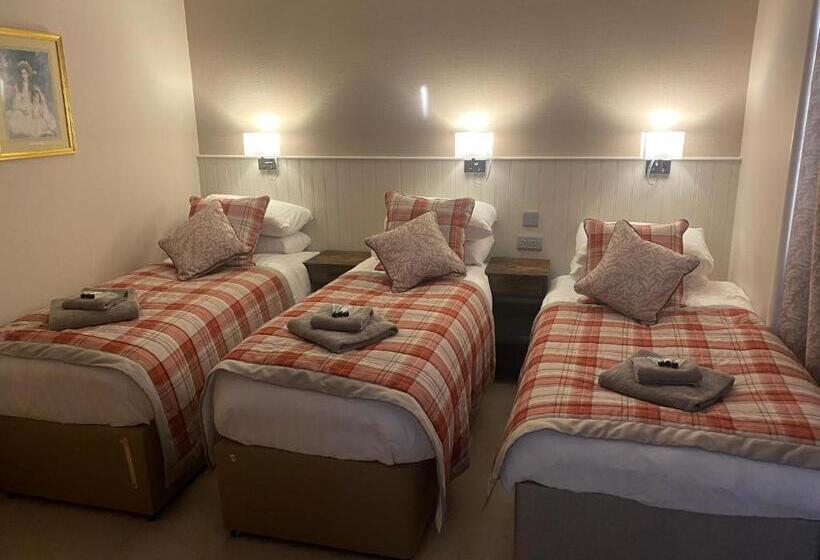 פנסיון Adrian S Guest House