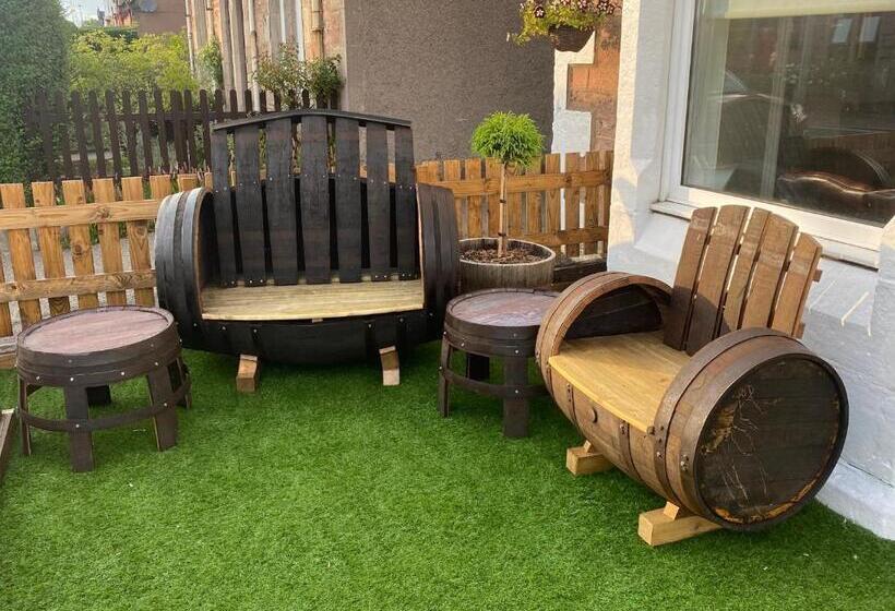 פנסיון Adrian S Guest House