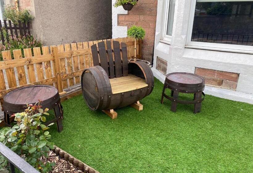 פנסיון Adrian S Guest House