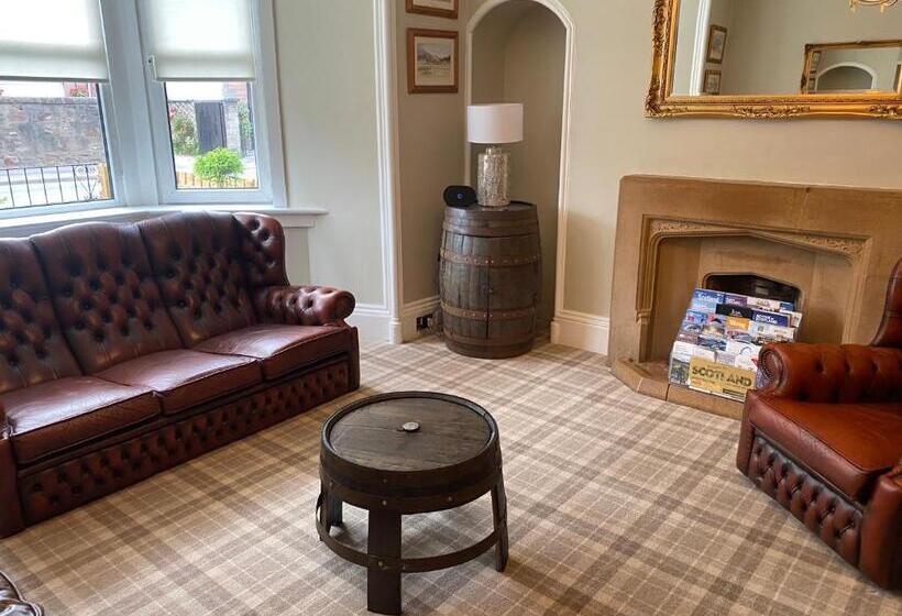 פנסיון Adrian S Guest House