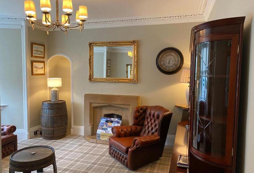 פנסיון Adrian S Guest House