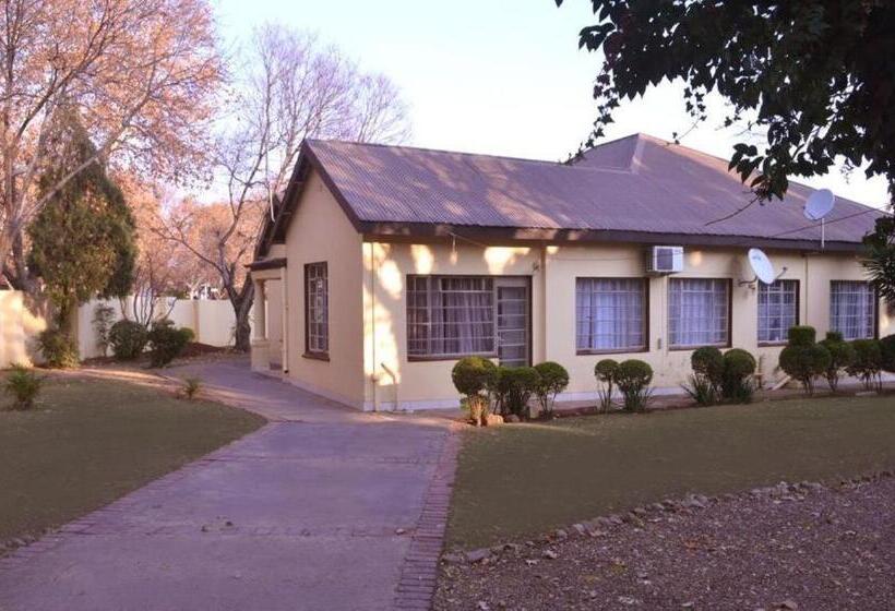 פנסיון Chancellors Court Guest House