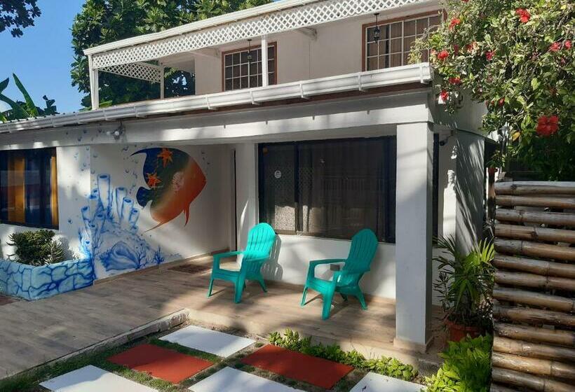 پانسیون Joebi S House Walking Distance To Rocky Cay Beach Ideal For Families Or Groups