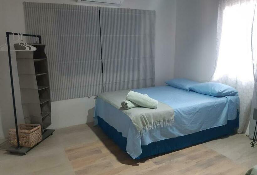 پانسیون Joebi S House Walking Distance To Rocky Cay Beach Ideal For Families Or Groups