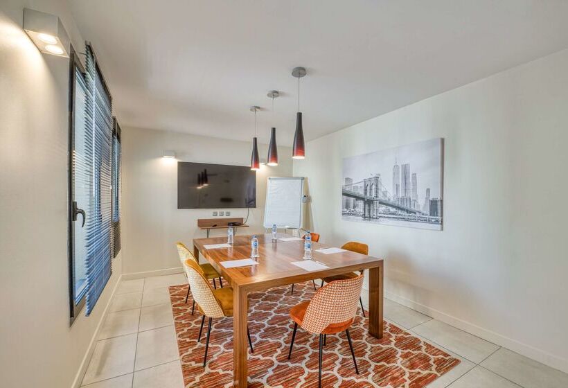 Отель Mercure Aix En Provence La Duranne Gare Tgv