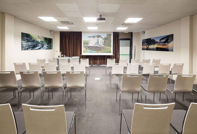 Отель Mercure Aix En Provence La Duranne Gare Tgv