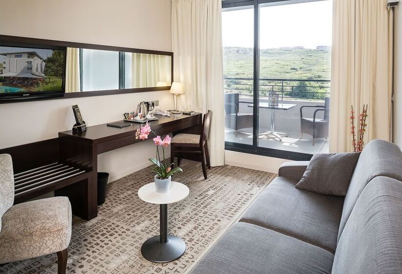 Отель Mercure Aix En Provence La Duranne Gare Tgv