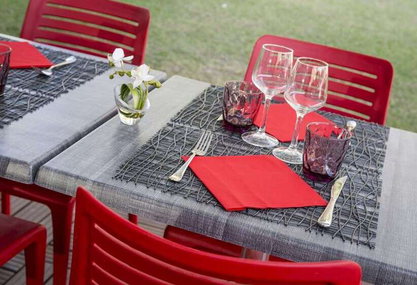 Отель Mercure Aix En Provence La Duranne Gare Tgv