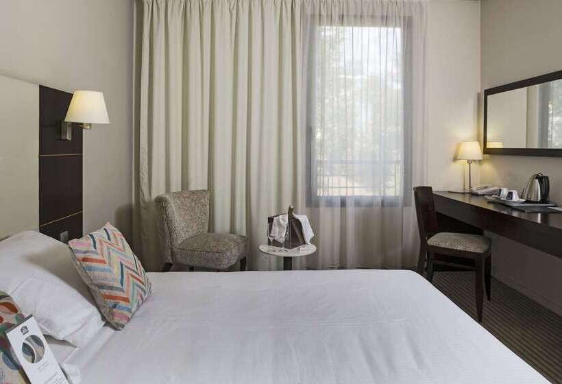 Отель Mercure Aix En Provence La Duranne Gare Tgv