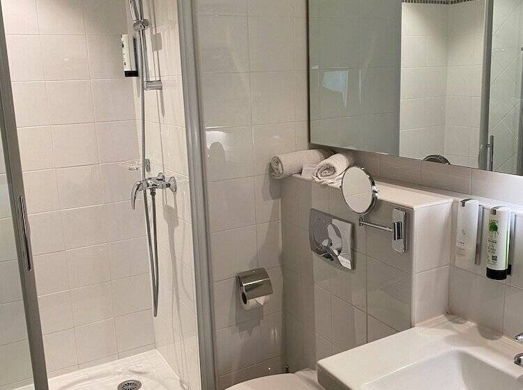 Отель Mercure Aix En Provence La Duranne Gare Tgv