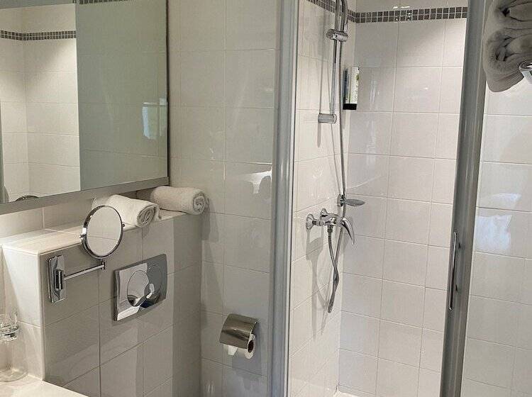 Отель Mercure Aix En Provence La Duranne Gare Tgv