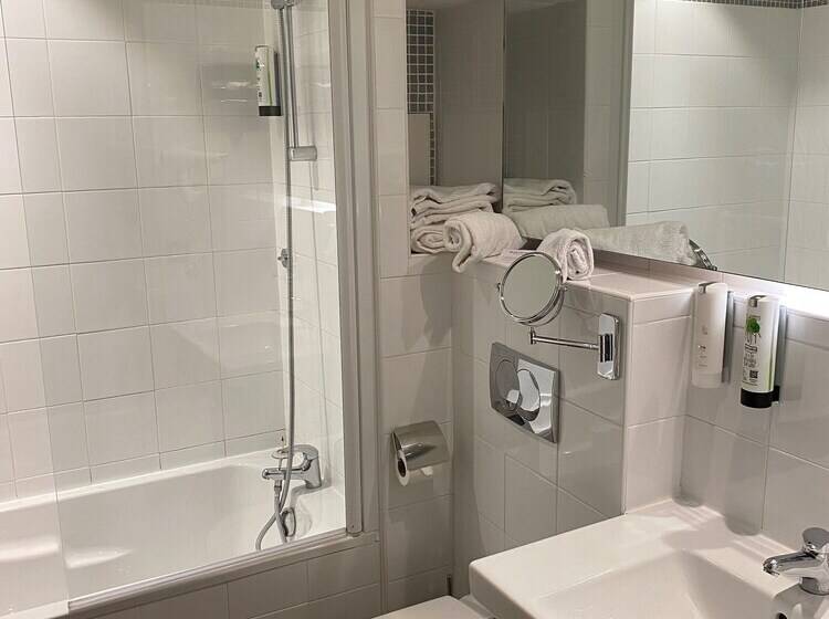 Отель Mercure Aix En Provence La Duranne Gare Tgv