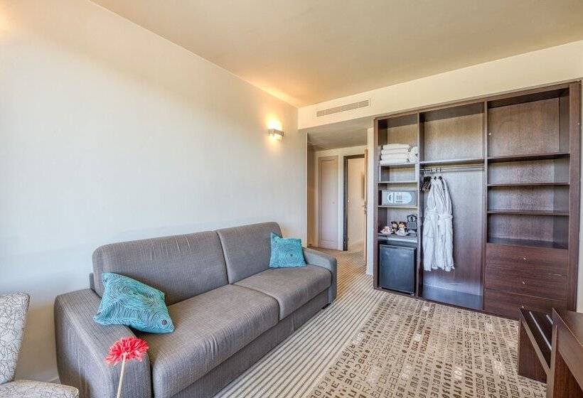 Отель Mercure Aix En Provence La Duranne Gare Tgv