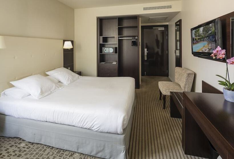 Отель Mercure Aix En Provence La Duranne Gare Tgv