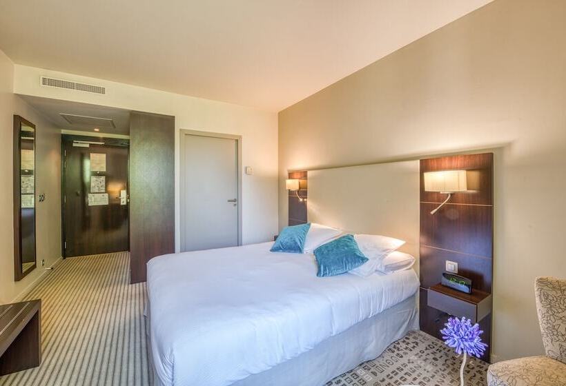 Отель Mercure Aix En Provence La Duranne Gare Tgv