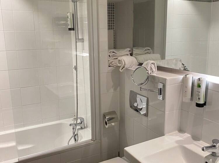 Отель Mercure Aix En Provence La Duranne Gare Tgv