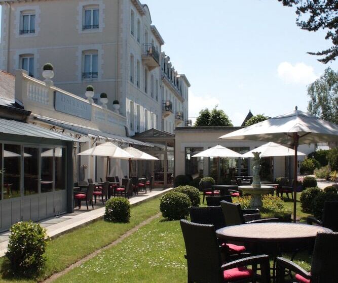 هتل Grand Hôtel De Courtoisville